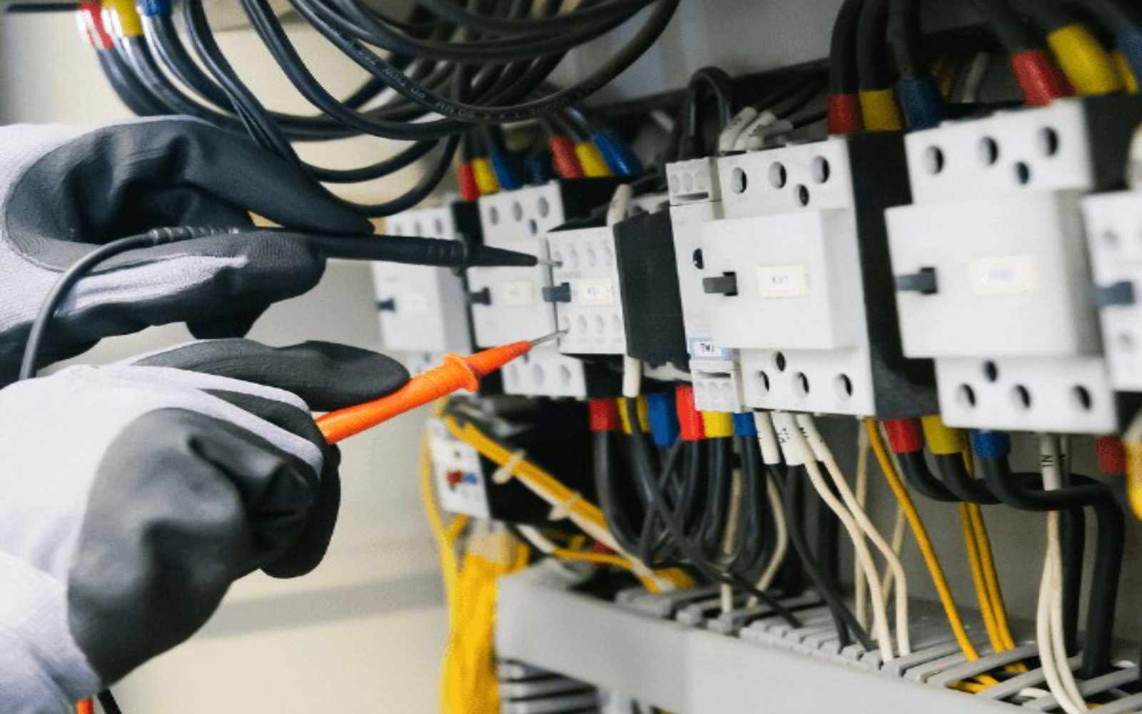 Elektriker der Pramtaler Elektrotechnik bei der Arbeit an einer Installation
